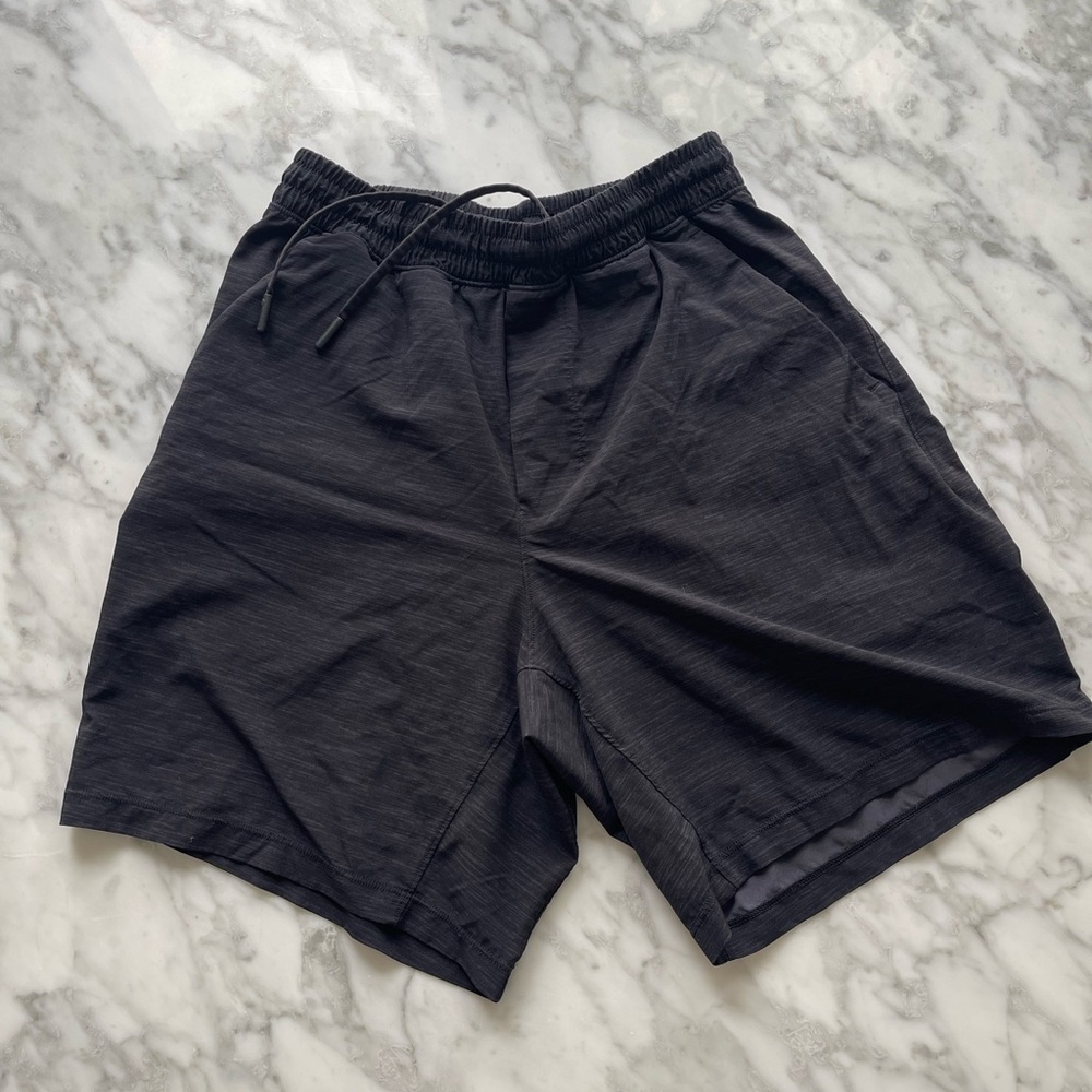 Lululemon Mens black/gray athletic shorts, size small